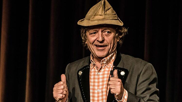 Wie der Kabarettist Frank-Markus Barwasser im ausverkauften Kongresshaus die Bühne zur Kanzel werden lässt.