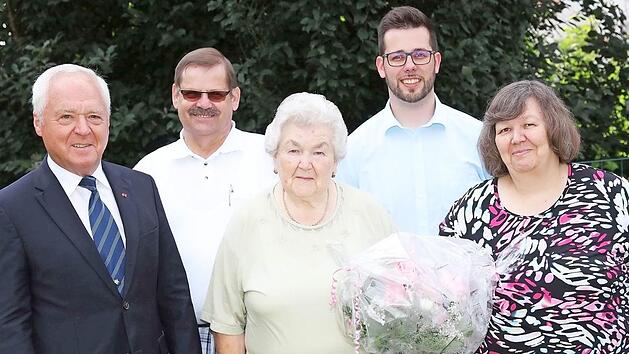 Ihren 80. Geburtstag feierte Walburga Kirster im Kreise ihrer Familie, Nachbarn und Freunde. Bürgermeister Helmut Fischer gratulierte mit einem Blumenstrauß. Von links: Bürgermeister Helmut Fischer, Anton Zirkelbach, Walburga Kirster, Tobias Zirkelbach und Silvia Zirkelbach Foto: Klaus Gagel