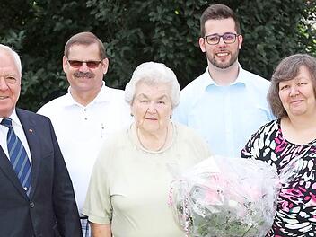 Ihren 80. Geburtstag feierte Walburga Kirster im Kreise ihrer Familie, Nachbarn und Freunde. Bürgermeister Helmut Fischer gratulierte mit einem Blumenstrauß. Von links: Bürgermeister Helmut Fischer, Anton Zirkelbach, Walburga Kirster, Tobias Zirkelbach und Silvia Zirkelbach Foto: Klaus Gagel