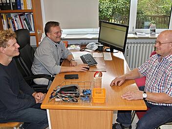 Die Arbeit und den Ablauf in der Hausarztpraxis Dr. Schorscher und Schmidt-Hammer in Pfarrweisach, lernt Medizinstudent Lukas Pollmann (links), hier im Gespräch mit dem Patienten August Borzel (rechts) und Dr. Diethelm Schorscher (Mitte) kennen. Foto: Helmut Will