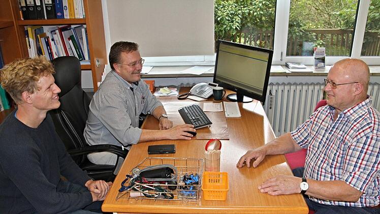 Die Arbeit und den Ablauf in der Hausarztpraxis Dr. Schorscher und Schmidt-Hammer in Pfarrweisach, lernt Medizinstudent Lukas Pollmann (links), hier im Gespräch mit dem Patienten August Borzel (rechts) und Dr. Diethelm Schorscher (Mitte) kennen. Foto: Helmut Will