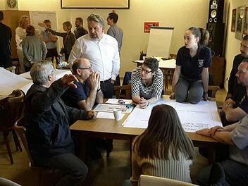 Recht überschaubar gestaltete sich die Teilnehmerzahl beim Bürgerworkshop in Zeitlofs. Wer aber gekommen war, machte von Anfang an intensiv mit. Im Verlauf der Veranstaltung gewann Stadtplaner und Architekt Bernd Müller (Bildmitte stehend) wertvolle Erkenntnisse für seine weitere Arbeit.Foto: Rolf Pralle