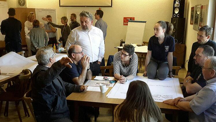 Recht überschaubar gestaltete sich die Teilnehmerzahl beim Bürgerworkshop in Zeitlofs. Wer aber gekommen war, machte von Anfang an intensiv mit. Im Verlauf der Veranstaltung gewann Stadtplaner und Architekt Bernd Müller (Bildmitte stehend) wertvolle Erkenntnisse für seine weitere Arbeit.Foto: Rolf Pralle