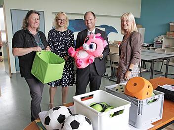 "Kurt, der pinke Au&szlig;erirdische" in der Lernwerkstatt der Ganztagsbetreuung in Gr&auml;fenberg mit Michael Hofmann, Carolina Trautner (r.), Julia Schilling und Heike Maria Sch&uuml;tz (l.) Foto: PR