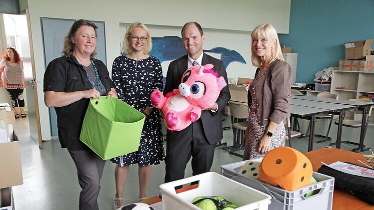 "Kurt, der pinke Au&szlig;erirdische" in der Lernwerkstatt der Ganztagsbetreuung in Gr&auml;fenberg mit Michael Hofmann, Carolina Trautner (r.), Julia Schilling und Heike Maria Sch&uuml;tz (l.) Foto: PR