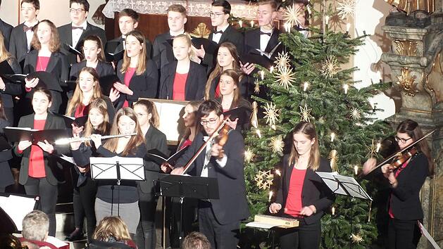 Chor und Solisten brillierten in der Stadtpfarrkirche.  Foto: M;anfred Welker