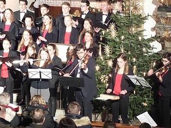 Chor und Solisten brillierten in der Stadtpfarrkirche.  Foto: M;anfred Welker