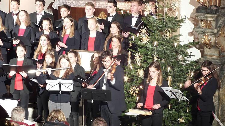 Chor und Solisten brillierten in der Stadtpfarrkirche.  Foto: M;anfred Welker