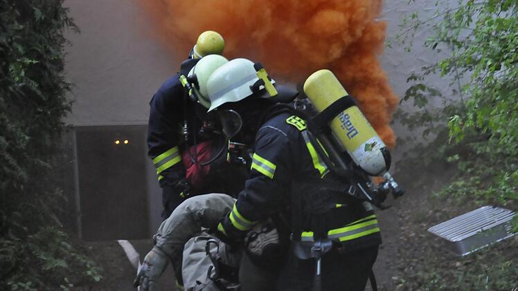 Verletzte Reha-Patienten müssen aus dem brennenden Speisesaal getragen werden. Foto: Peter Klopf
