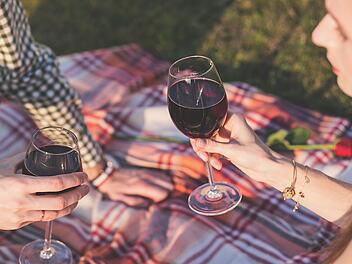 Pro Kopf trinken deutsche Verbraucher*innen durchschnittlich knapp über 20 Liter Wein im Jahr.