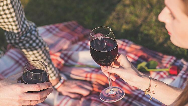 Pro Kopf trinken deutsche Verbraucher*innen durchschnittlich knapp über 20 Liter Wein im Jahr.
