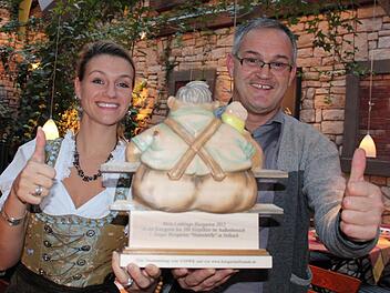 "Mein Lieblings-Biergarten 2012": Über die Auszeichnung im urbayerischen "Lederhosen-Design" freuen sich Nadine Wieland und Hinterhöfle-Chef Klaus Behringer.  Fotos: Pfannes