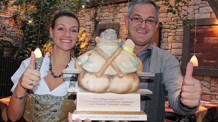 "Mein Lieblings-Biergarten 2012": Über die Auszeichnung im urbayerischen "Lederhosen-Design" freuen sich Nadine Wieland und Hinterhöfle-Chef Klaus Behringer.  Fotos: Pfannes