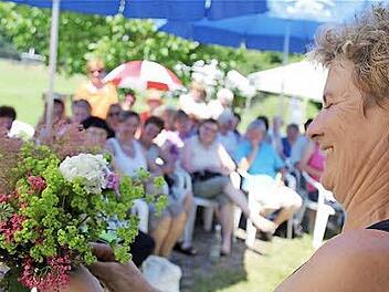 Blumenflüsterin Monika Streit beherrscht die symbolische Sprache der Blumen. Fotos: Gerd Schaar