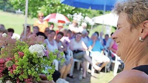 Blumenflüsterin Monika Streit beherrscht die symbolische Sprache der Blumen. Fotos: Gerd Schaar