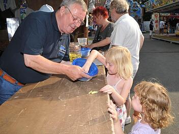 Sara (Mitte) und Lea kaufen Lose bei Georg Peetz und hoffen natürlich auf den Hauptgewinn. Foto: Roland Meister