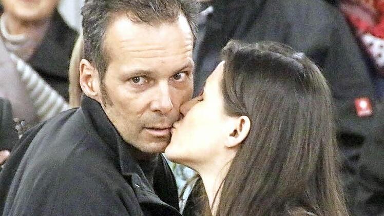 Christiane Meyer freut sich über ein Zwischenergebnis bei der Auszählung. Ihr Ehemann dagegen ist noch skeptisch.  Foto: Josef Hofbauer