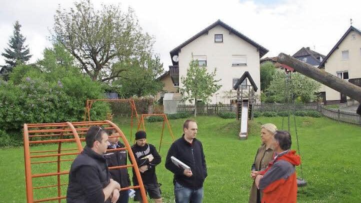 Bürgermeister Gerhard Eidelloth (rechts) und einige Eltern informierten kürzlich Bürgermeisterin Susanne Grebner (zweite von rechts) von ihrem Vorhaben, den maroden Spielplatz in Lahm wieder auf Vordermann zu bringen. Mittlerweile wurden die alten Gerätschaften, die auf dem Foto noch zu sehen sind, abgebaut.
