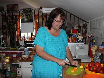 Ulrike Pondelicek schneidet Zucchinis für einen gesunden Auflauf. Foto: Daniela Pondelicek