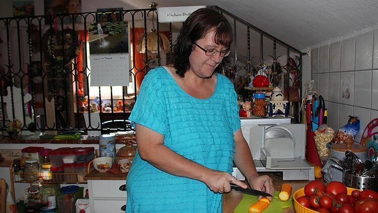 Ulrike Pondelicek schneidet Zucchinis für einen gesunden Auflauf. Foto: Daniela Pondelicek