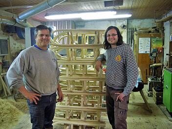 Andreas Weber mit Neffe Alexander Hergenhan vor den Schlitten in der Werkstatt.  Fotos: Julia Raab