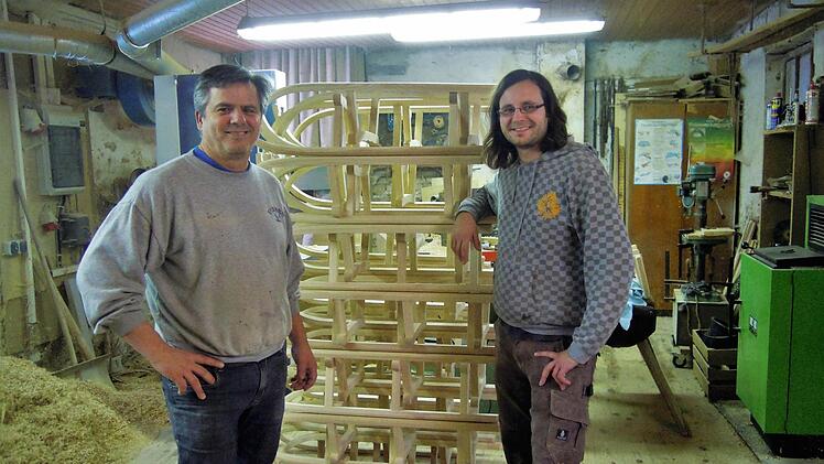 Andreas Weber mit Neffe Alexander Hergenhan vor den Schlitten in der Werkstatt.  Fotos: Julia Raab