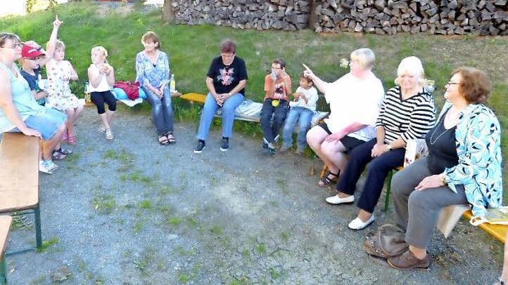 Im Kreis sitzend hörten die Mädchen und Jungen den Erzählungen von Marianne Nowack zu. Emmy Mähringer streute dazu noch das eine oder andere Singspiel ein.  Foto: Klaus-Peter Wulf