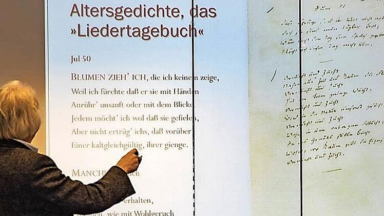 Rudolf Kreutner erläutert eine der vielen Original-Rückertschriften, die er während seines Vortrags präsentierte. Foto: Rudolf Hein