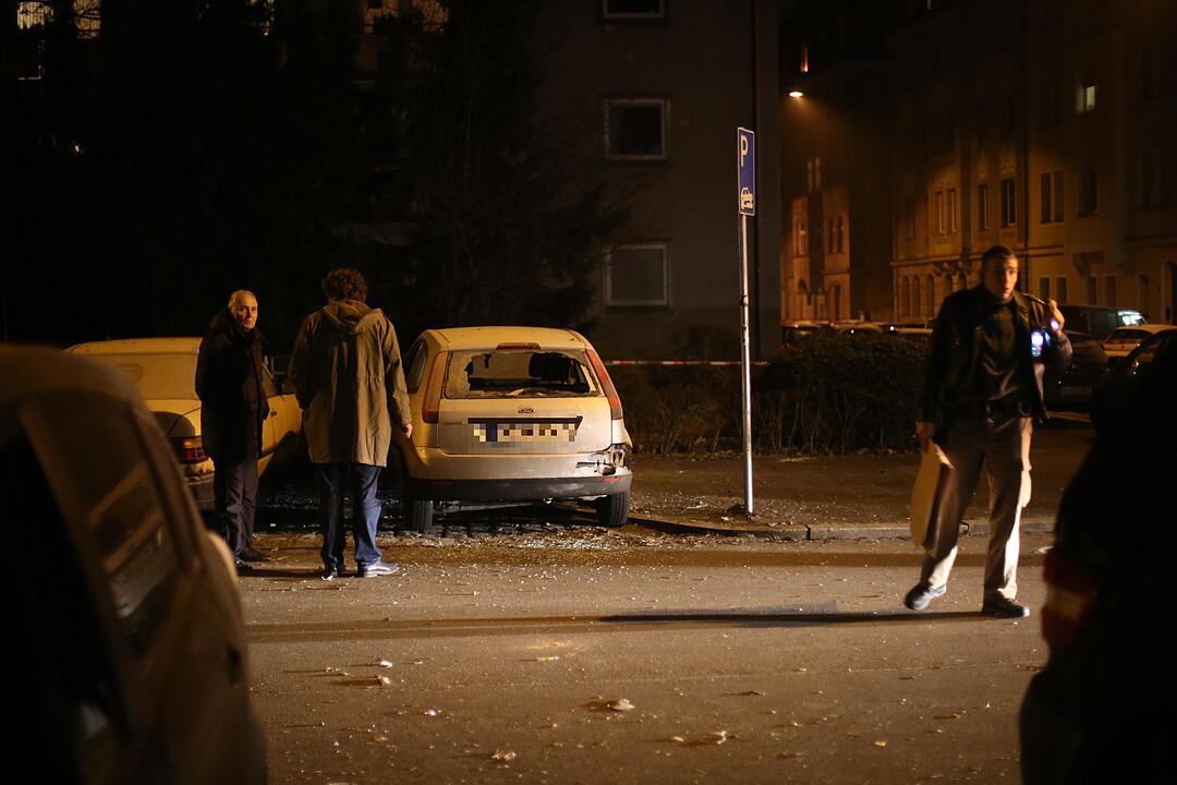 Obskure Böllerexplosion im Nürnberger Nordwesten - Mehrere Verletzte und vier beschädigte Fahrzeuge als Folge