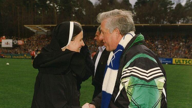 Alois Dechant gratuliert Schwester Margitta nachträglich zum 50. Geburtstag. Foto: Timo Stöhr