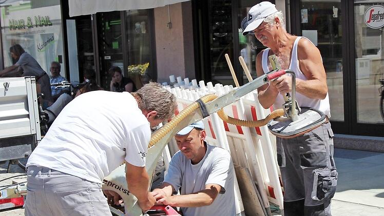 Ausgerechnet in der Mittagshitze streikt die Maschine. Foto: Jann Weckel