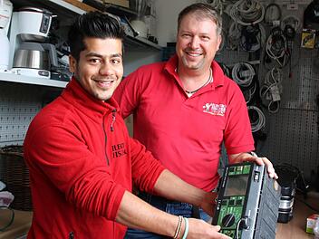Ahmad Schoaib Saqebi (links) lässt sich von Jochen Gärtner, Inhaber der Firma "Elektro Fischer" in Garitz ein Messgerät erläutern. Im September beginnt die Ausbildung offiziell. Foto: Ralf Ruppert