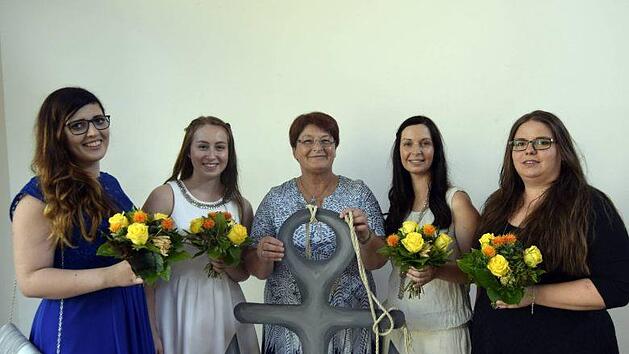 Ehrung f&uuml;r ausgezeichnete Leistungen (von links): Anne Haas, Sara Preis, Schulleiterin Elvira Berkel, Stephanie Klinner, Maria Wrobel  Foto: Andreas Welz