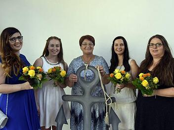 Ehrung für ausgezeichnete Leistungen (von links): Anne Haas, Sara Preis, Schulleiterin Elvira Berkel, Stephanie Klinner, Maria Wrobel  Foto: Andreas Welz
