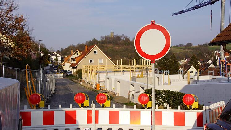 Die Balthasar-Neumann-Straße in Eltmanns Süden ist bis auf weiteres Sackgasse. Oberhalb der Baustelle für eine größere Wohnanlage hat es eine kritische Setzung in der Straße gegeben. Vor einer Reparatur müssen zunächst alle Versorgungsleitungen auf ihre Unversehrtheit überprüft werden.