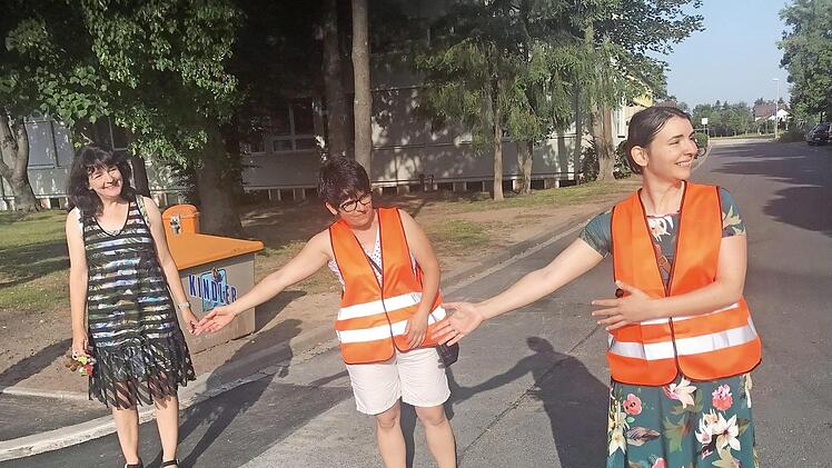 Schulleiterin Heidi Forisch (v.l.), Jolan Hoffmann-Herbszt und Gurbiel Slavyana versuchen die Eltern zur Weiterfahrt zu bewegen.  Fotos: Michael Busch