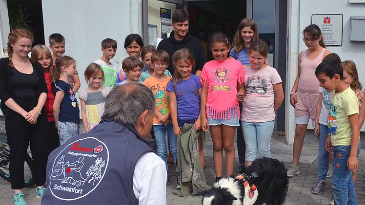 Petty, der Border Collie von Andreas Ebeling ist mit seinen 15 Jahren eigentlich schon Rentner, aber immer noch ein guter Maintrailer und wird gerne vorgeführt. Hier bei Ferienprogramm der Stadt Bad Kissingen im JuKuZ. Foto: Peter Rauch