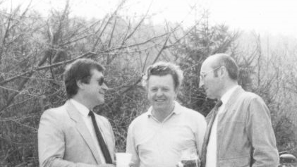 Der bevorstehende Bau eines Freizeitbades sorgte immer wieder für Gesprächsstoff.  Hier beraten sich  am künftigen Standort die Kommunalpolitiker Hermann Weiler, Ernst Neudecker und Hansd Lang. Foto: privat
