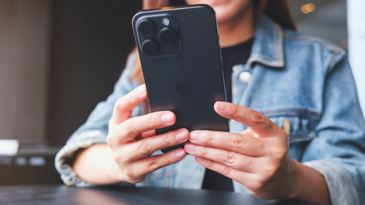 Beliebte Modelle wie das iPhone 15 lassen sich aktuell zu einem Bruchteil des Neupreises als Refurbished iPhone kaufen.