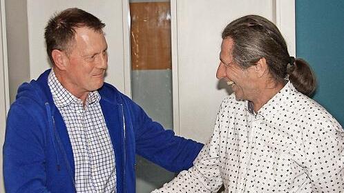 Vorsitzender Ronald Schwarz (links) verabschiedet den langj&auml;hrigen Finanzvorstand Michael Steber.