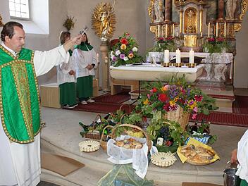Pfarrer Matthias  Rusin sprach das Segensgebet für die neuen Trauben und weihte diese beim Festgottesdienst. Fotos: may