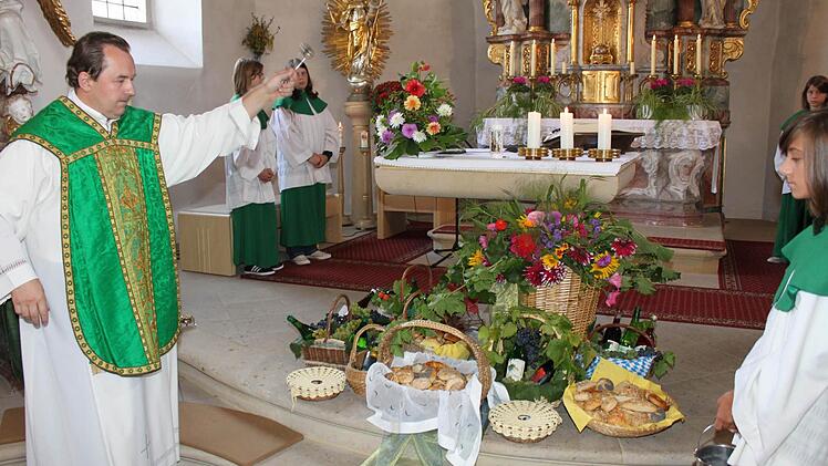 Pfarrer Matthias  Rusin sprach das Segensgebet für die neuen Trauben und weihte diese beim Festgottesdienst. Fotos: may