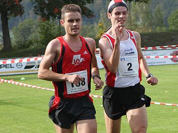 Praktisch im Gleichschritt sprinteten Markus Blenk (links) mit einer Gesamtzeit von 46:33,1  Minuten und Uwe Bäuerlein mit 46:33,2 über die Ziellinie.