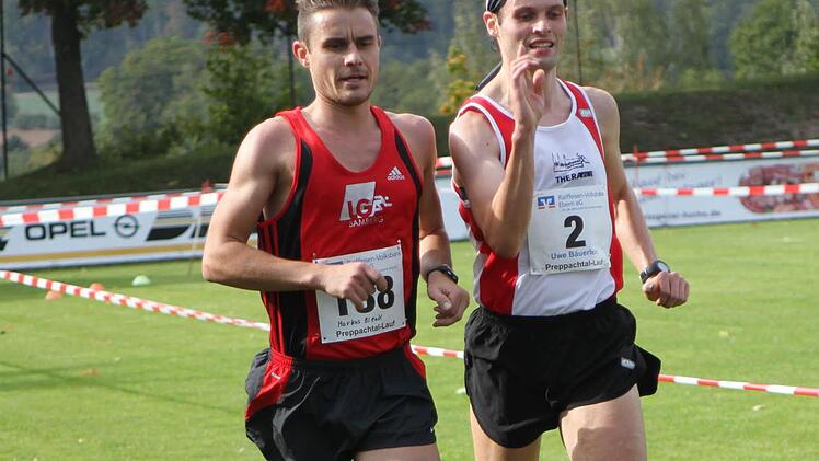 Praktisch im Gleichschritt sprinteten Markus Blenk (links) mit einer Gesamtzeit von 46:33,1  Minuten und Uwe Bäuerlein mit 46:33,2 über die Ziellinie.
