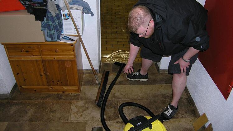 Mit dem Wassersauger wird dieser Keller in der Badgasse trockengelegt. Foto: Andreas Dorsch