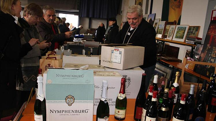 Alkoholisches und Kunst - auch das gab es auf dem Mega-Schnäppchenmarkt.