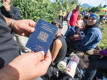 Kommen mit der Hoffnung auf eine bessere Zukunft nach Europa: Asylbewerber, die sich in einer fremden Welt zurechtfinden müssen Foto: Armin Weigel/dpa
