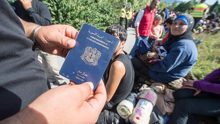 Kommen mit der Hoffnung auf eine bessere Zukunft nach Europa: Asylbewerber, die sich in einer fremden Welt zurechtfinden müssen Foto: Armin Weigel/dpa