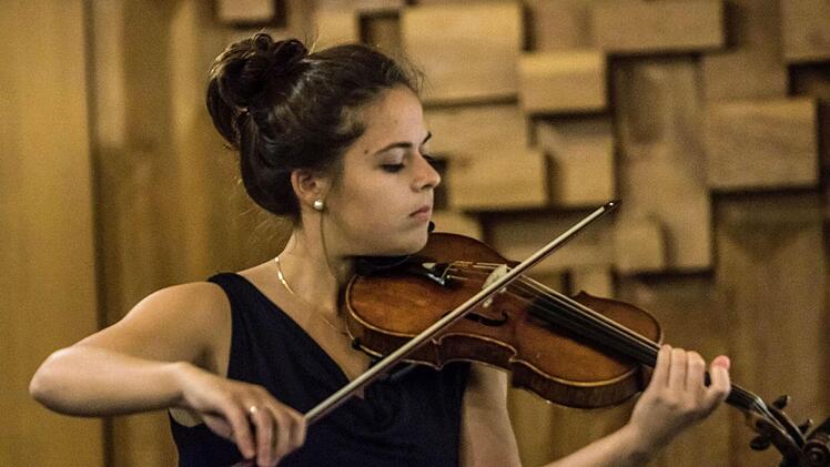 Impressionen vom Rathauskonzert in Neustadt mit Teilnehmern eines Meisterkurses für Violine:: Leonie Flaksman.Foto: Jochen Berger