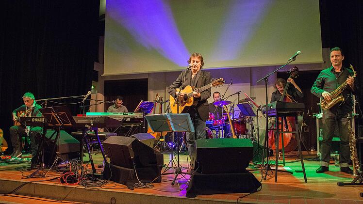 "Die Hoffnung muss von der Kunst ausgehen", sagt der Liedermacher und Sänger, Pippo Pollina (Mitte). Zusammen mit seinem "Palermo Acoustic Quintet" gastierte er beim Kulturamt Haßfurt in der Stadthalle und stellte auch seine neue CD "Il sole che verrà" vor.